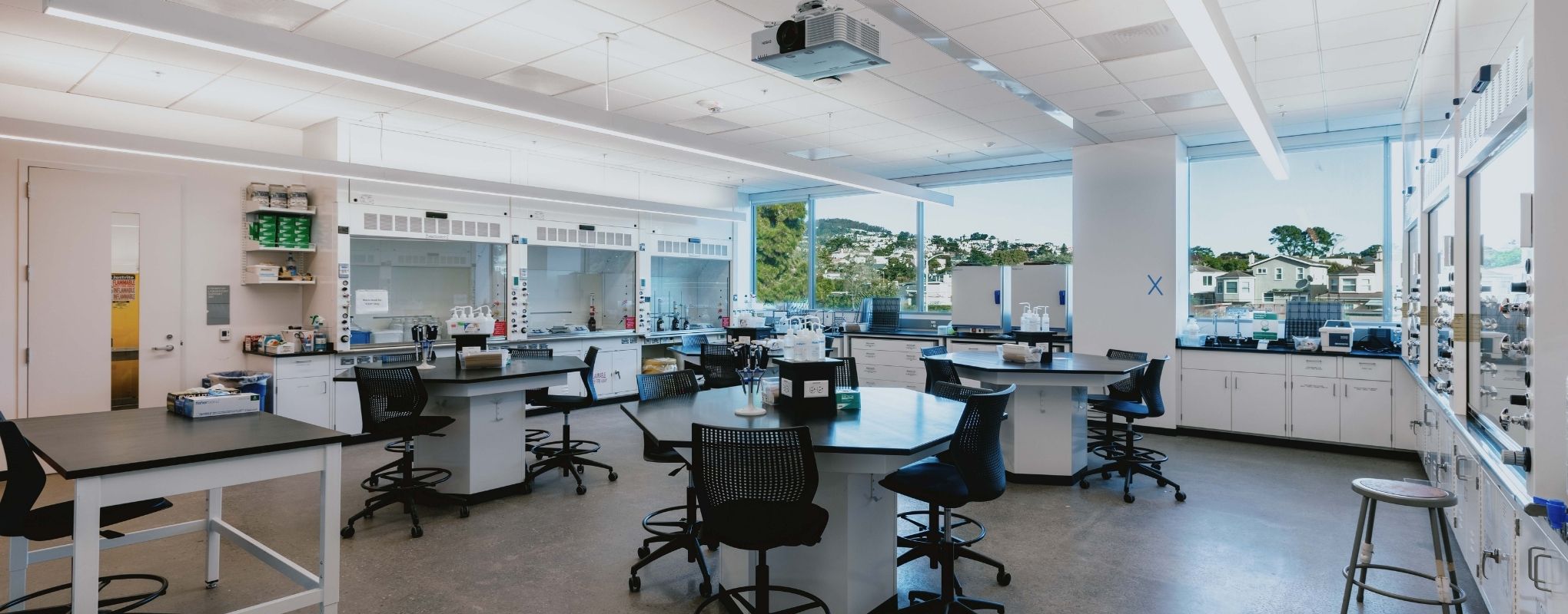 A science lab room inside SFSU's new Science and Engineering Innovation Center