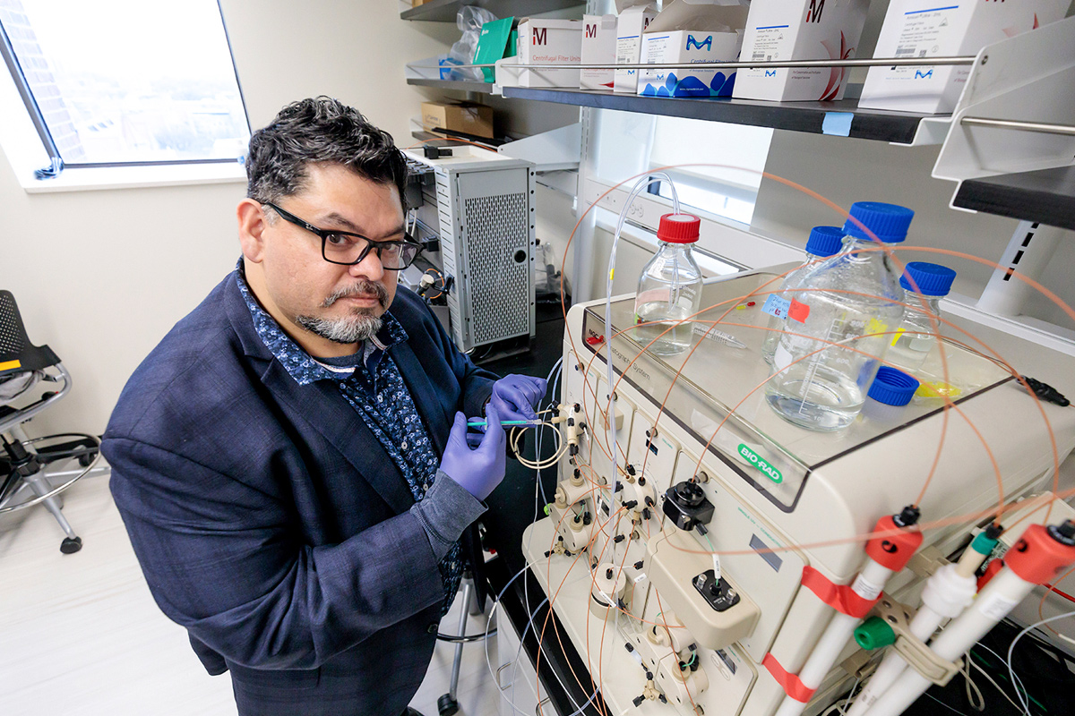 Juan Mendoza checking a molecular apparatus
