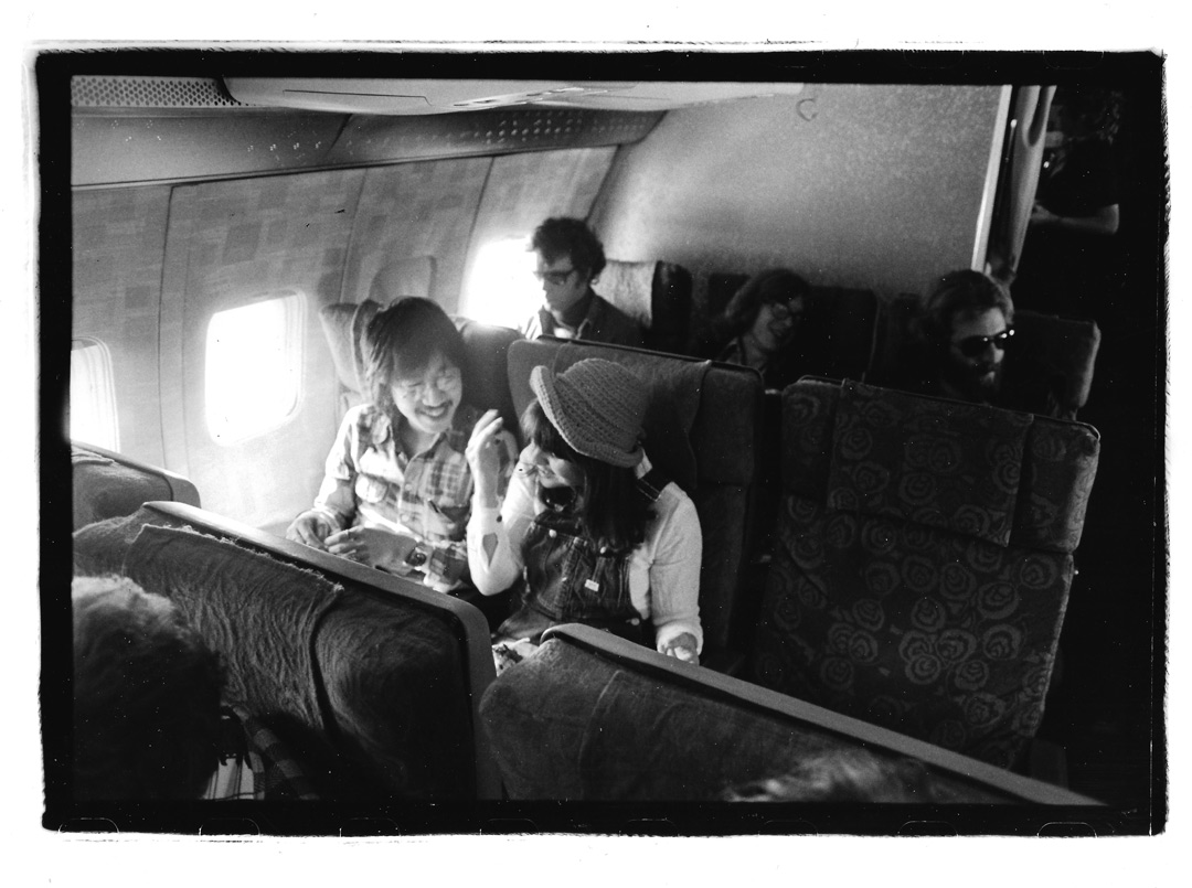 Ben Fong-Torres and Linda Ronstadt in a plane.