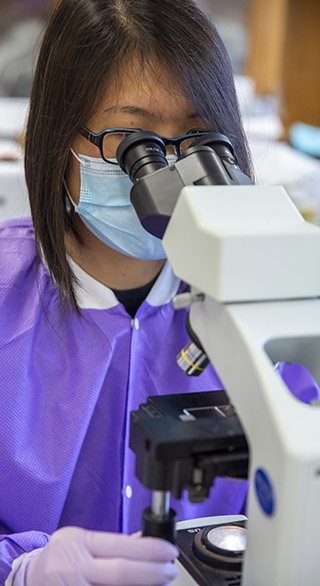 women looking through microscope 